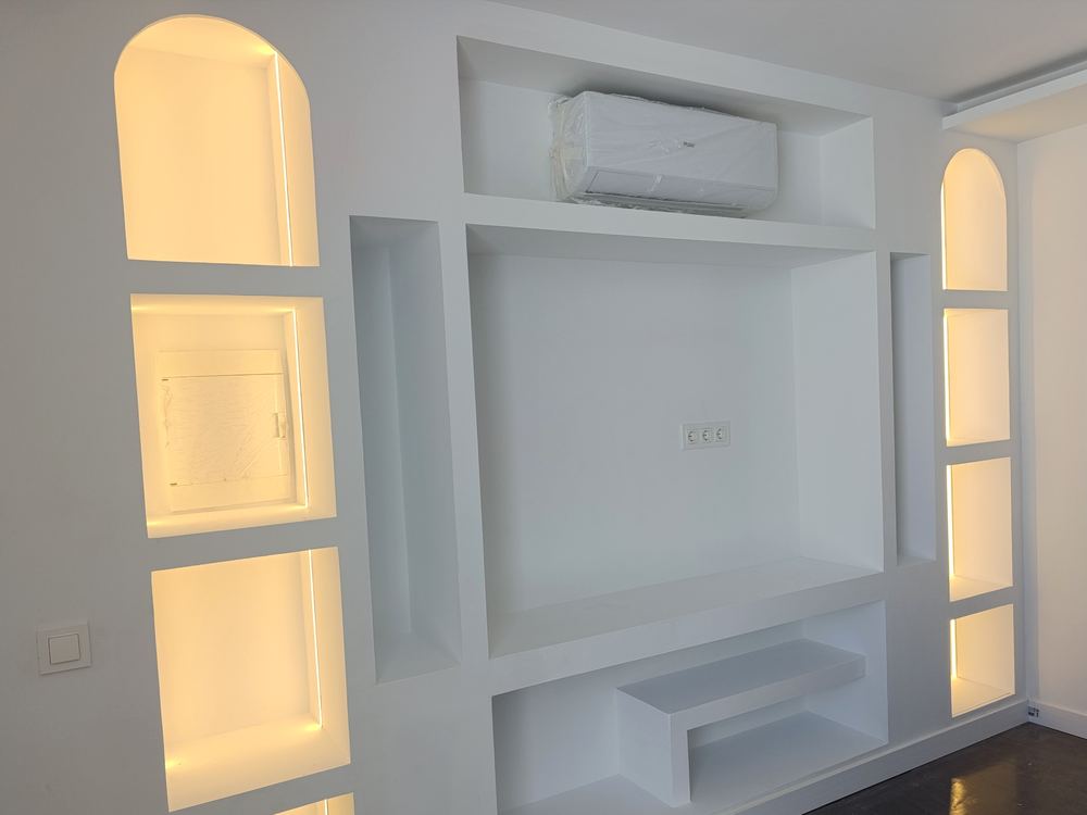 Mueble de pladur con hornacinas en arco iluminadas con LED
