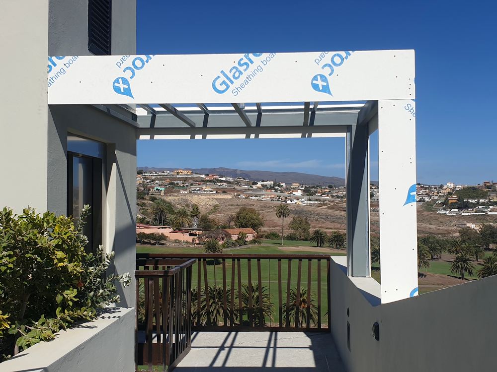 Pérgola exterior revestida con placa Glasroc X