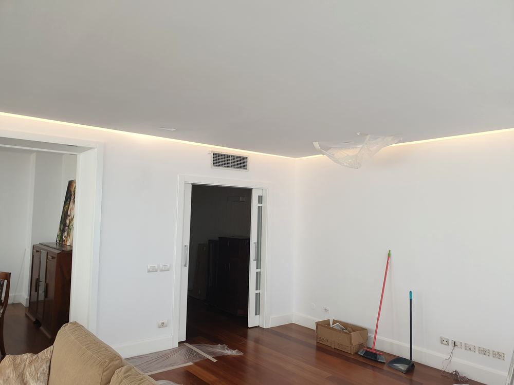 Salón con techo de pladur y foseado iluminado