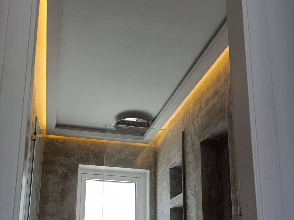 Baño con techo de pladur y foseado LED perimetral